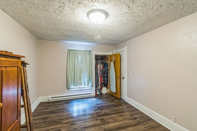 Building Photo - Charming 3BR House in Fostoria