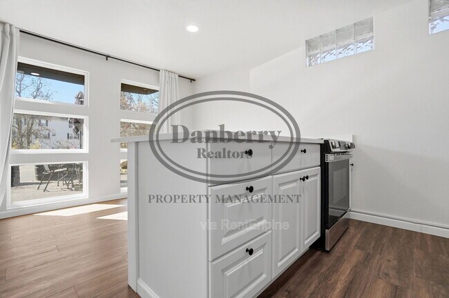 Building Photo - 1133 N Byrne Rd