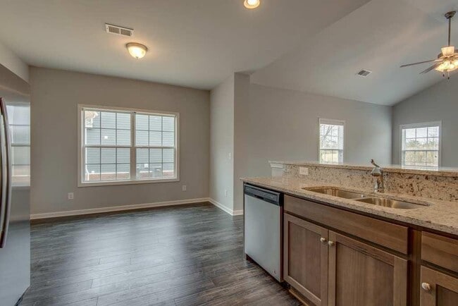 Building Photo - AVAILABLE NOW!    Beautiful 4 / 2 home in Fairview Station, completely refreshed and ready for yo...