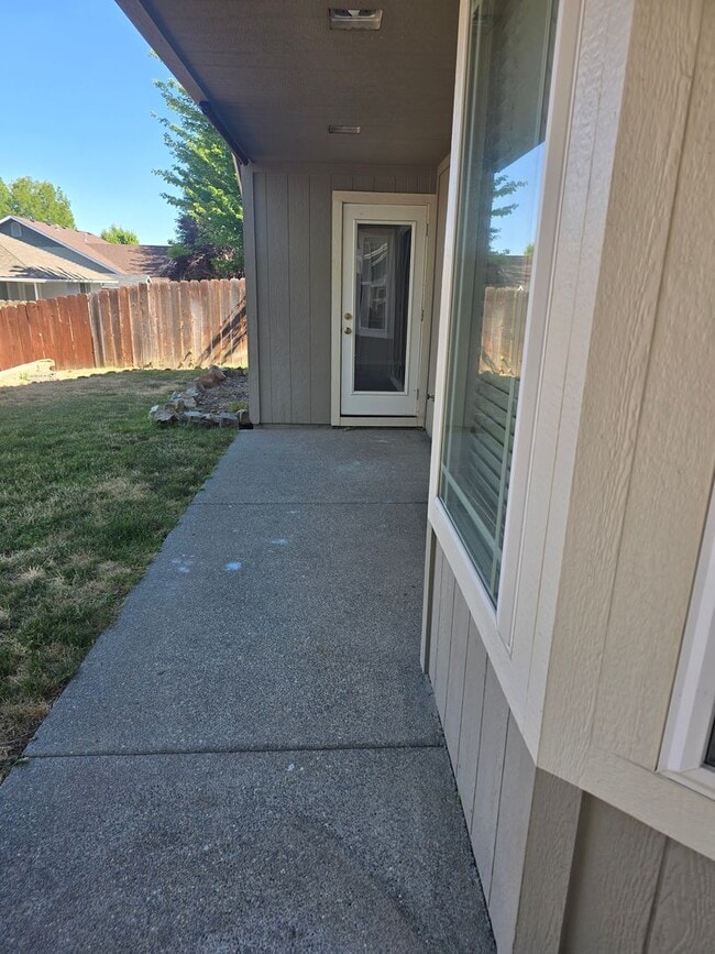 Building Photo - 3 bed 2 bath  Home for Rent in Grants Pass