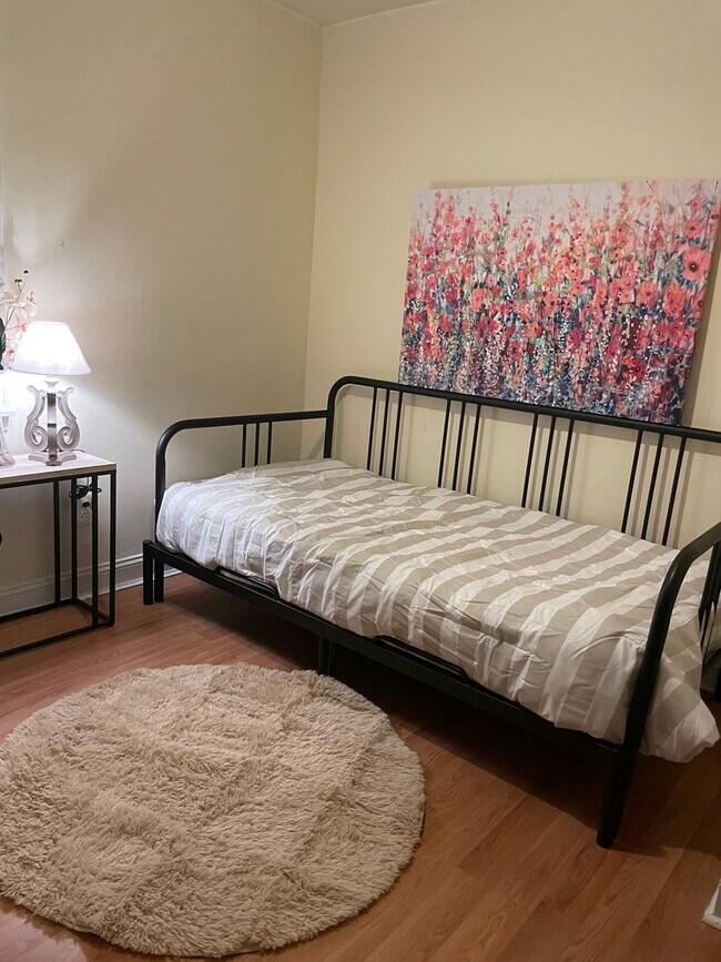 Building Photo - Charming 2 BR/1 BA Apartment in Congress Heights!