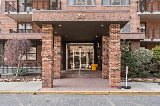 Building Photo - 225 St Pauls Ave
