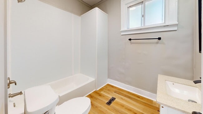 Building Photo - 3 Bed Single Family with Huge Kitchen and ...