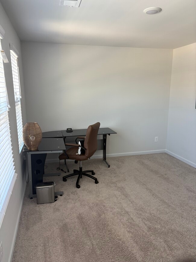 Building Photo - Room for rent