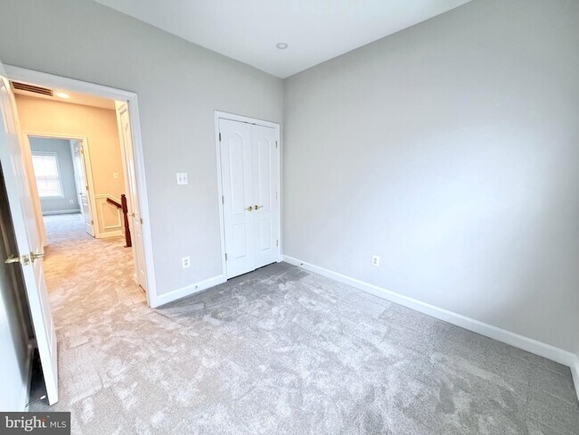 Building Photo - 300 Garden View Square