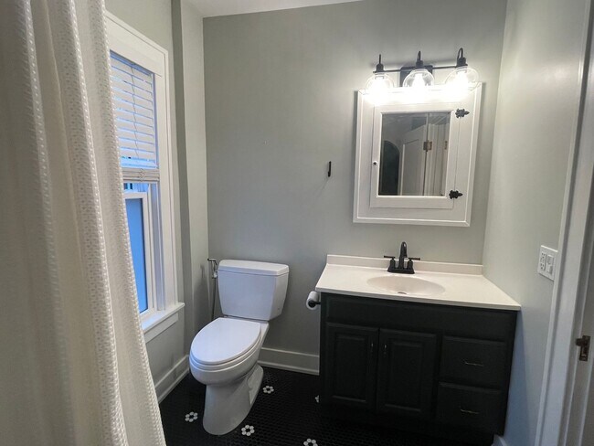 Building Photo - Three Bedroom Home in Kalamazoo