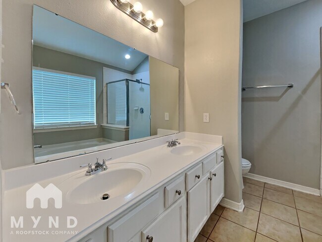 Building Photo - 7014 Crescent Moon Dr