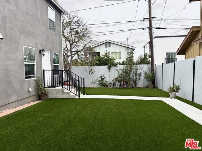 Building Photo - 384 Hargrave St