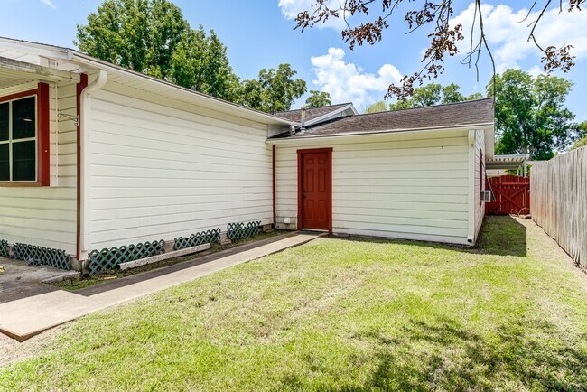 Building Photo - 305 Yaupon St