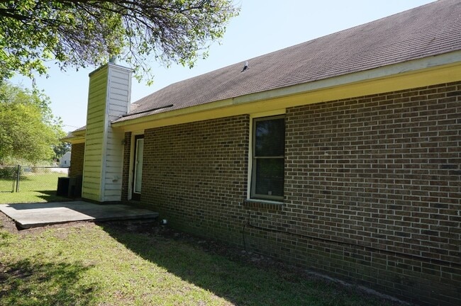 Building Photo - 2808 Rosemeade Dr