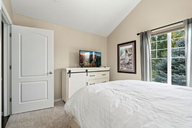 Building Photo - Bright & Spacious 2 Bedroom, 2 Bath Condo