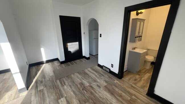 Building Photo - 308 9th St