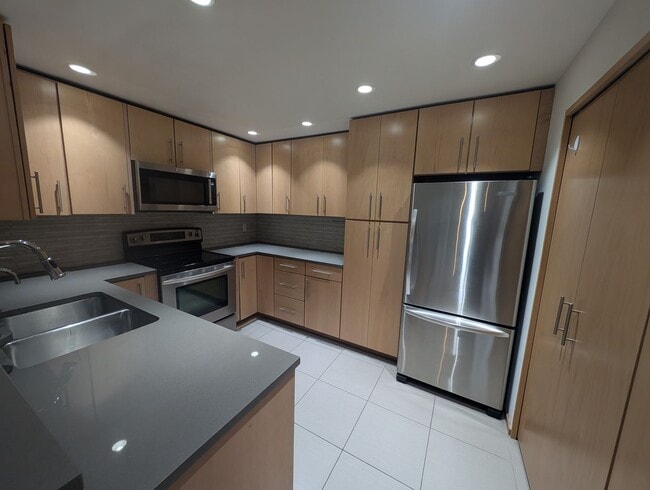 Building Photo - Capitol Hill Condo Available in June - Two Bedroom, High Floor Unit w/ A/C