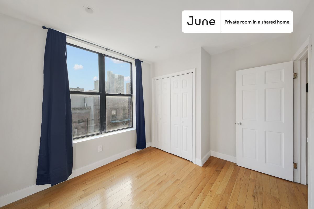 Building Photo - Private bedroom in 4 bed/2 bath Home