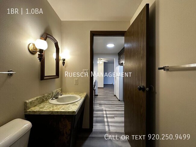 Building Photo - Charming 1 Bedroom 1 Bath Upper Apartment ...