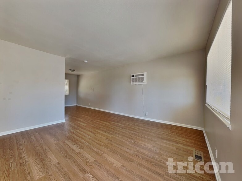 Building Photo - 1001 Akard Dr