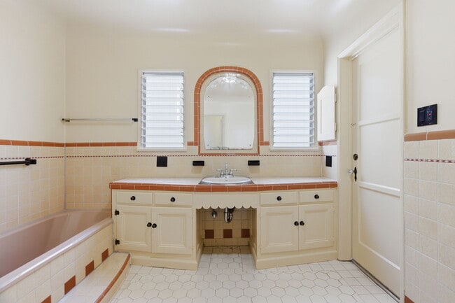 Building Photo - 307 S Doheny Dr