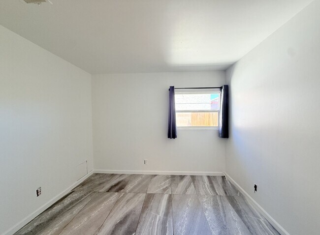 Building Photo - AVAILABLE NOW!!! 2 Bedroom / 1 Bathroom Ap...