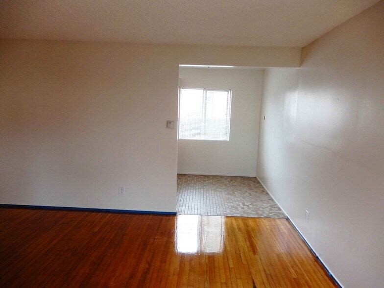 Building Photo - 5326 Lincoln Ave