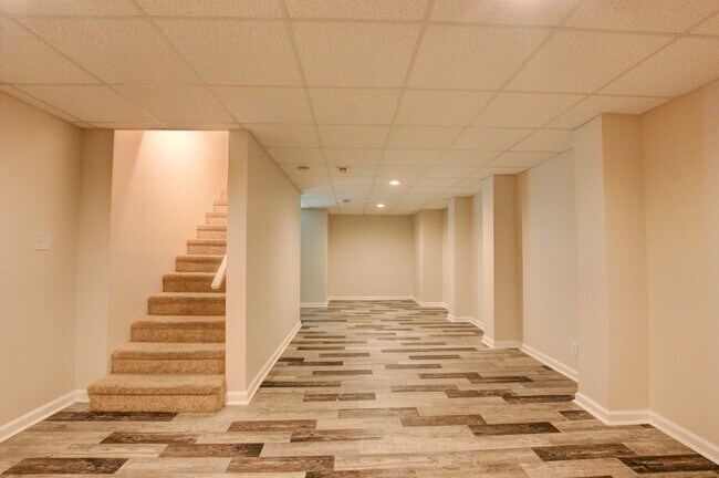 Building Photo - 3 bed 2 bath w sweet basement.  Go