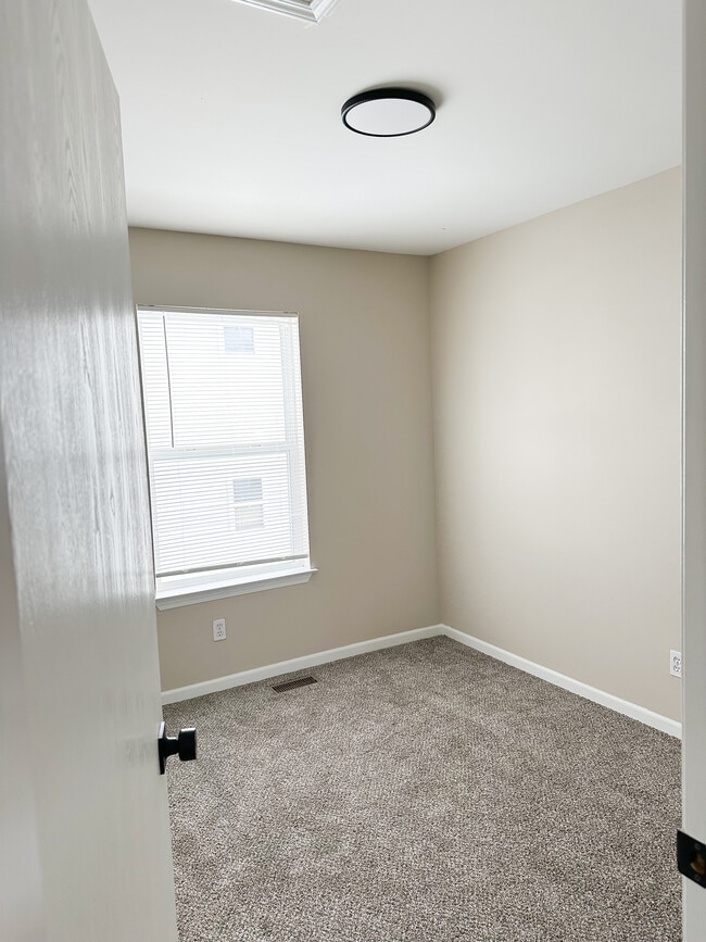 Building Photo - 10 Delta St