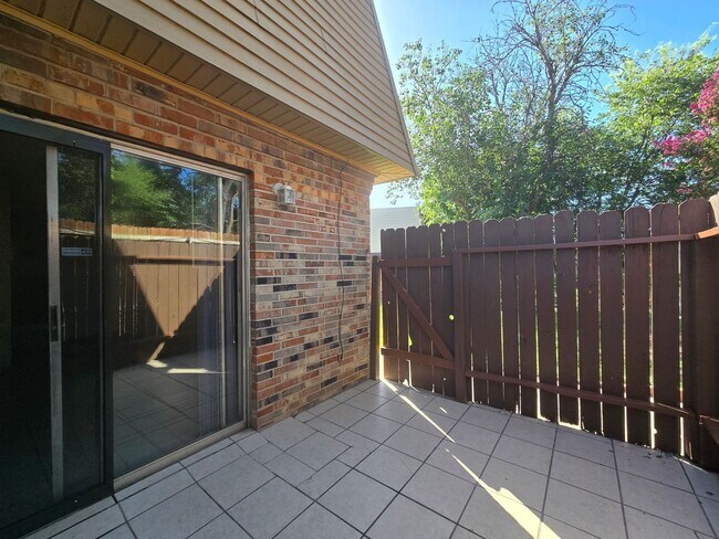Building Photo - 2304 Wales Cir