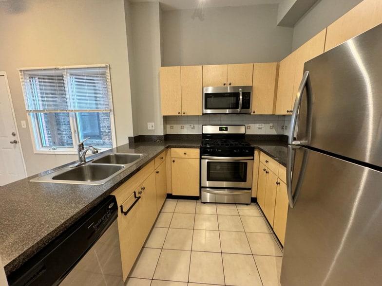 Building Photo - 4955 N Damen Ave