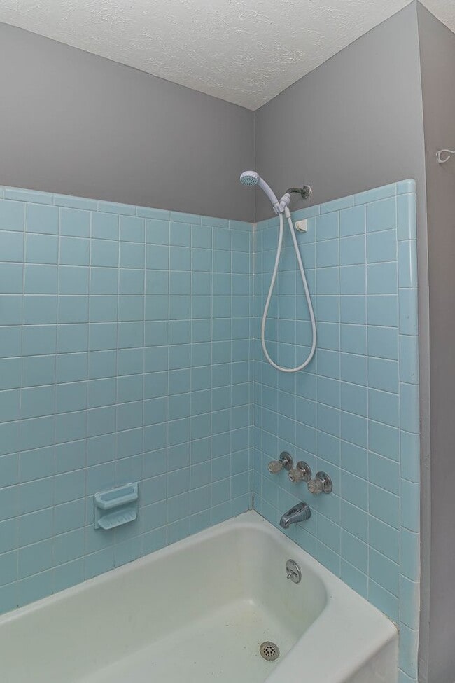 Building Photo - SPACIOUS Brick Home ~ Great location close...