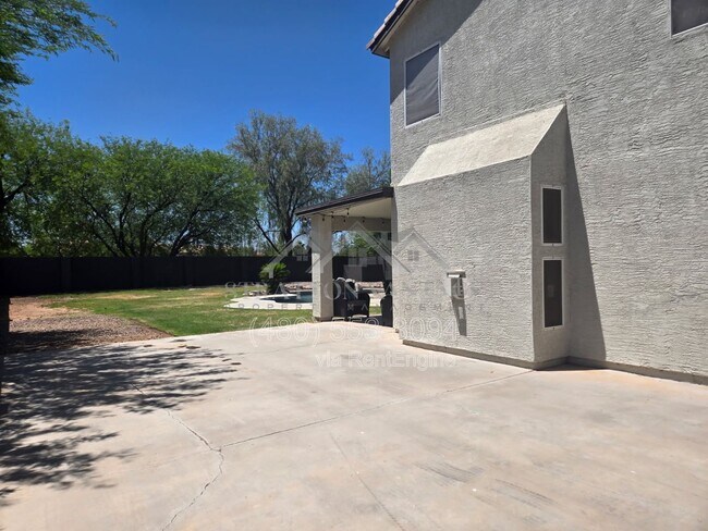 Building Photo - 1005 E Stirrup Ln