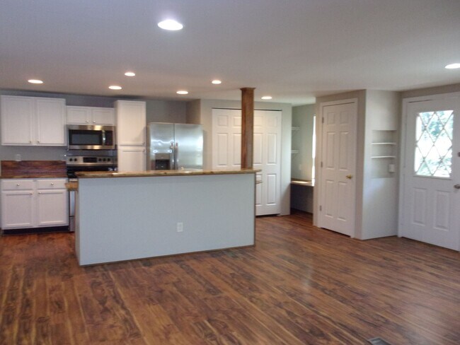 Building Photo - Recently Updated and Refreshed 3 Bedroom 2 Bath Home in Fort Mill