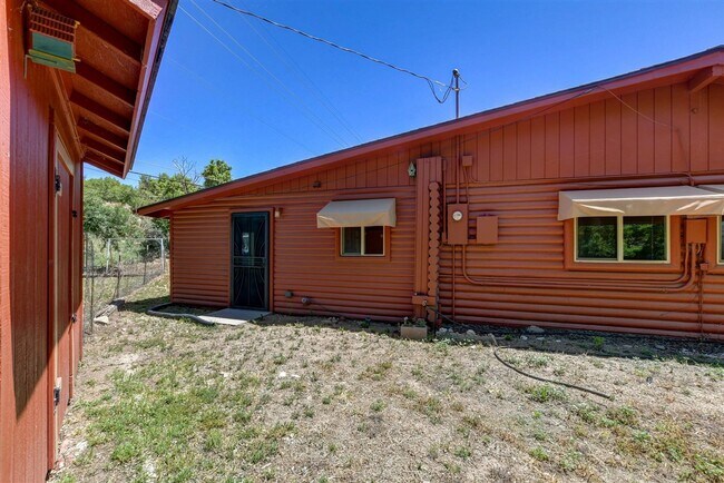 Building Photo - Nestled In the Granite Dells!