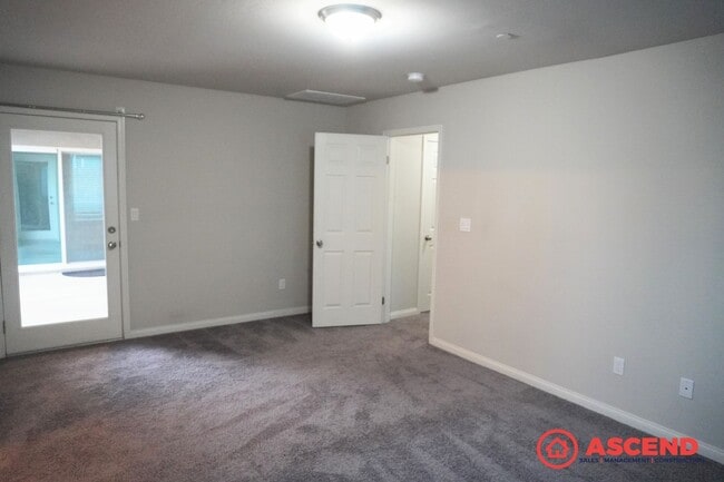 Building Photo - Stunning Home Off of Taft Highway and South H Street!