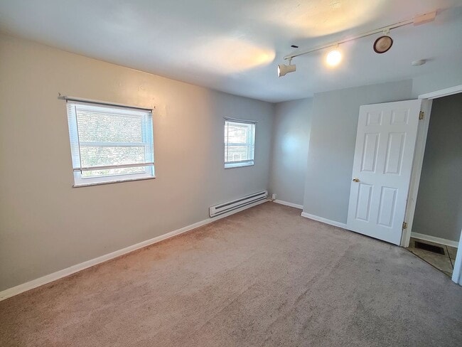 Building Photo - *Spacious & Updated 2BD/2BA Single Family ...