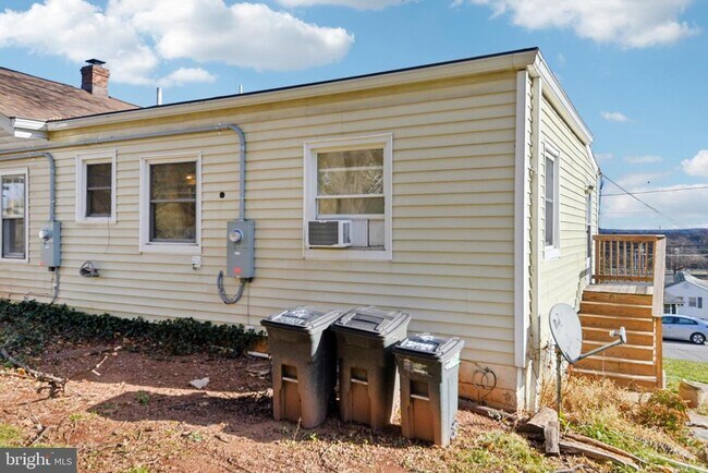 Building Photo - 209 Locust St