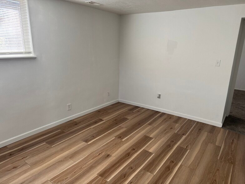 Building Photo - 2324 Quincy Ave