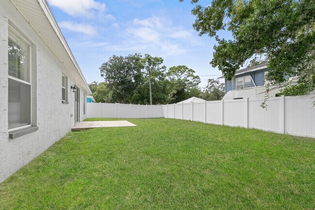 Building Photo - 884 Winchester St