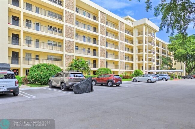Building Photo - 2751 N Palm Aire Dr