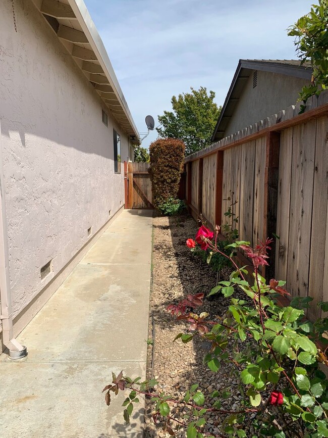 Building Photo - 1640 Clearview Dr