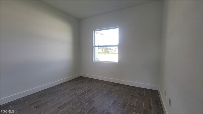 Building Photo - 424 SW 28th Ave