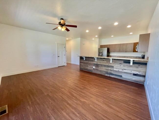 Building Photo - Beautiful 3BR/2BA Townhome Near Lake Pagos...