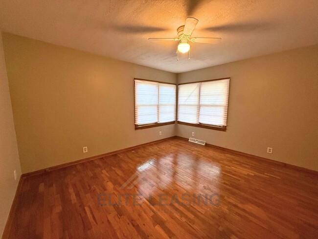 Building Photo - 3 Bedroom, 1 Bathroom Available Now