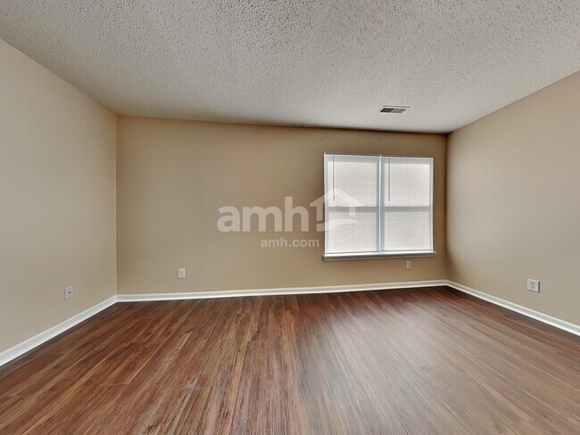 Building Photo - 1439 Round Lake Rd