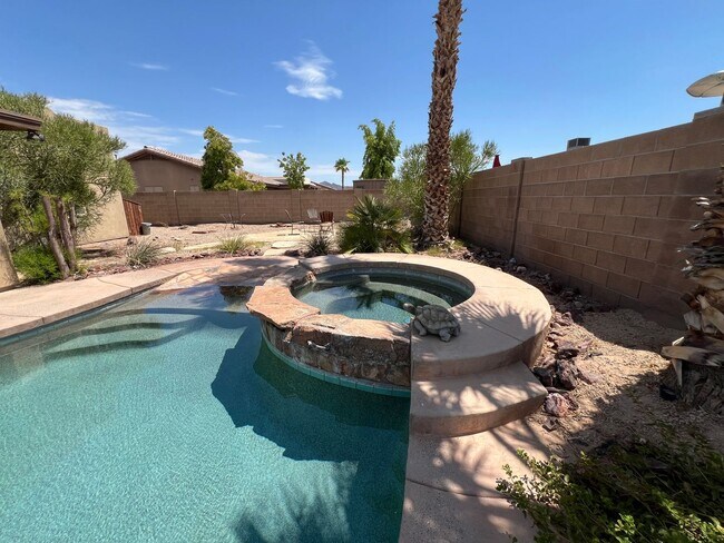 Building Photo - POOL HOME IN ESTRELLA!