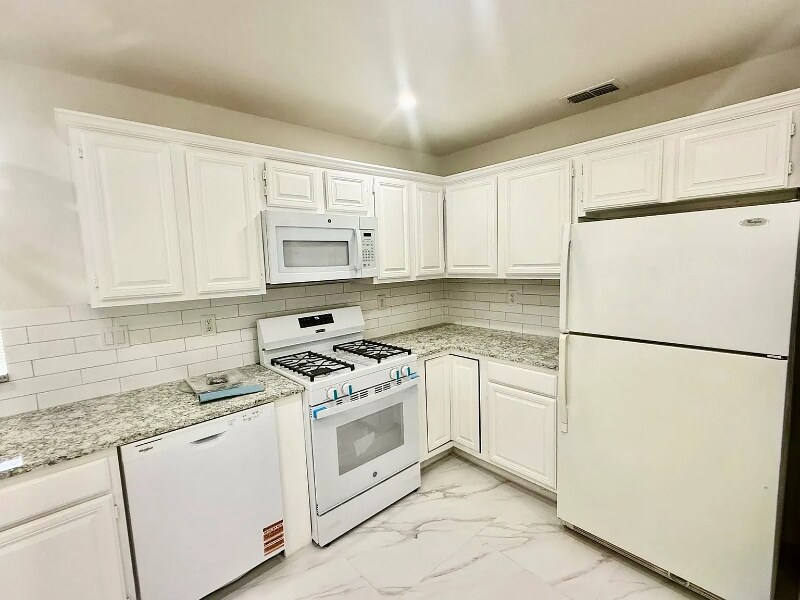 Building Photo - 2100 Riverplace Dr