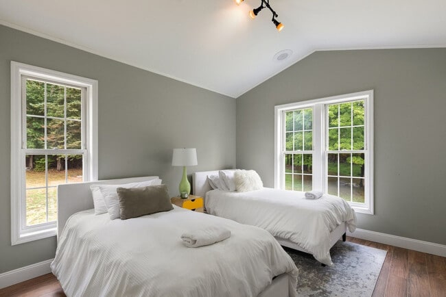 Building Photo - 338 Clove Rd