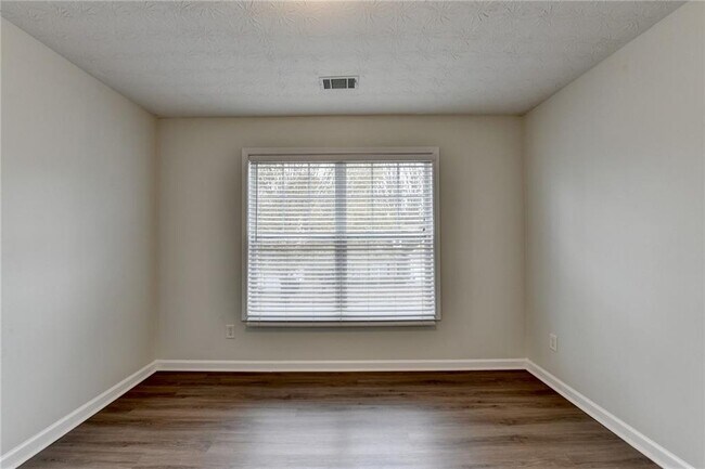 Building Photo - 6670 Island Pointe Dr