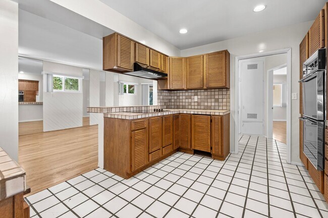 Building Photo - 17 Stallion Rd