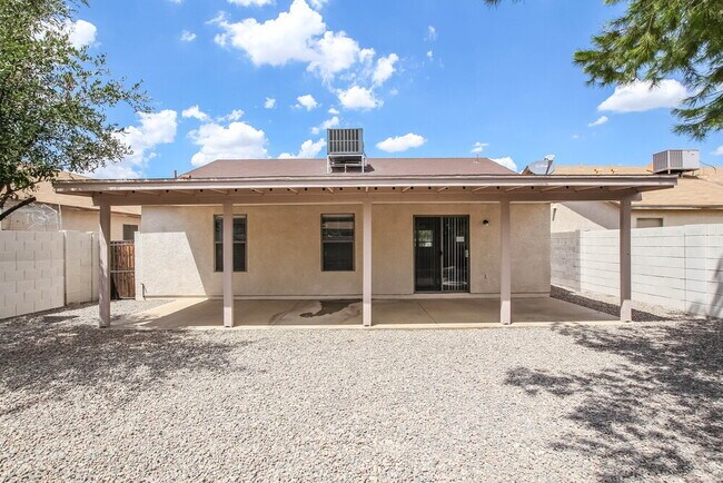 Building Photo - 11815 W Columbine Dr