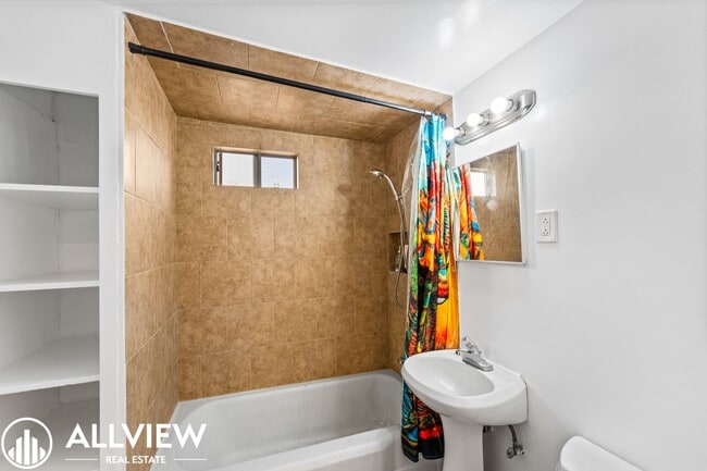Building Photo - Beautifully Updated 1 Bed/1 Bath Single-Fa...