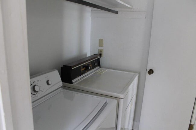 Building Photo - 471 Elm Ave